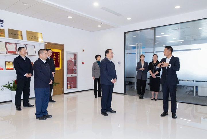 上海市长龚正一行察看AI知名人力资源服务公司美狮贵宾会国际的AI赋能人力资源数据动态分析平台