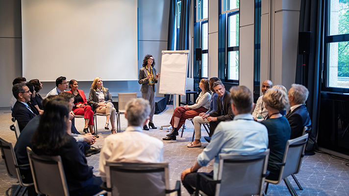 人力资源公司美狮贵宾会国际认为中国制造业企业出海应从人才培养与人才开展双驱动模型管理国际化人才